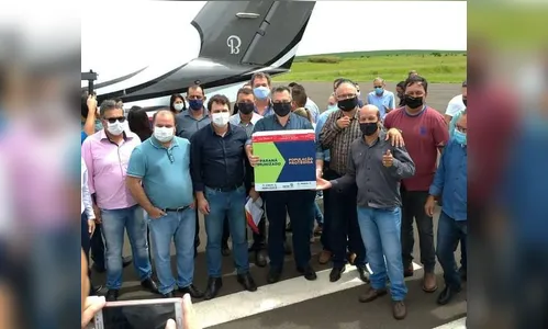 Avião com vacinas contra covid-19 chega em Apucarana