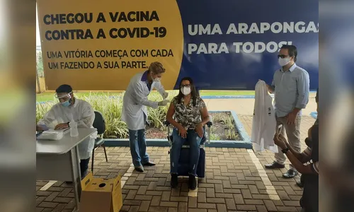 Profissional da saúde de 66 anos é a primeira araponguense vacinada contra covid