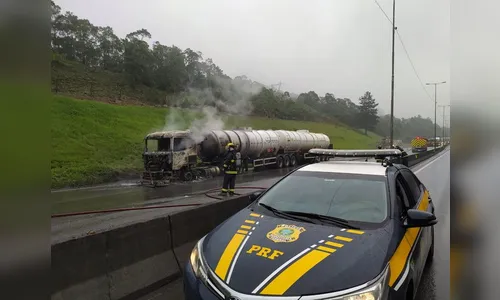 Caminhão carregado com etanol pega fogo na BR-376 na manhã desta quarta