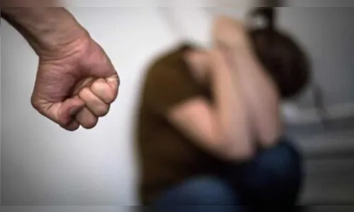 Homem é preso após agredir ex-mulher e filha de 11 anos