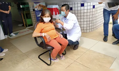 Idosa de 74 anos é primeira vacinada em Apucarana contra Covid-19; assista
