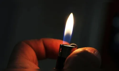 Mulher tenta incendiar casa da própria família, mas é contida pela PM