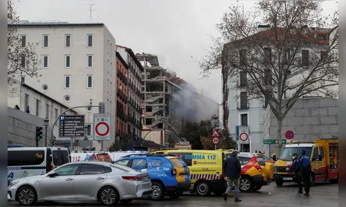 Forte explosão destrói fachada de edifício no centro de Madrid