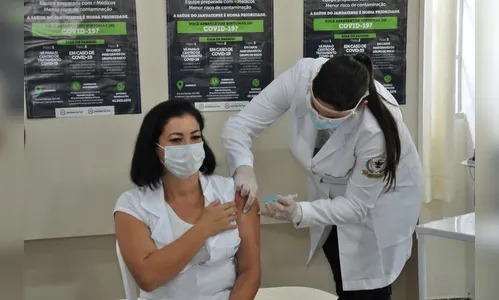 Enfermeira é a primeira pessoa a ser vacinada em Jandaia do Sul