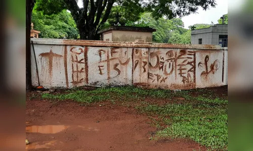 Homem vandaliza muro e afirma ser  arte barroca
