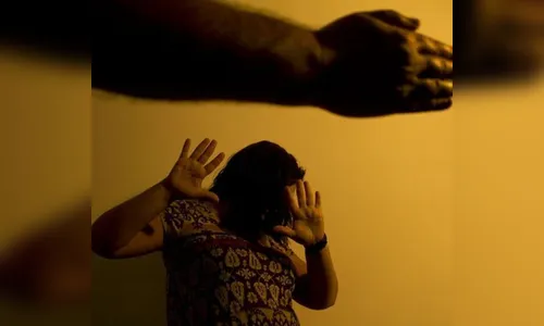 Homem arrebenta porta da casa e agride ex-mulher, em Faxinal