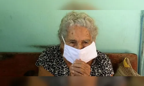 Idosa de 108 anos abre mão da vacina, preferindo deixar 