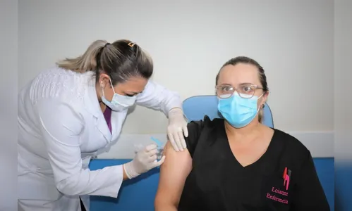 No primeiro dia, Arapongas imuniza 374 pessoas contra Covid-19