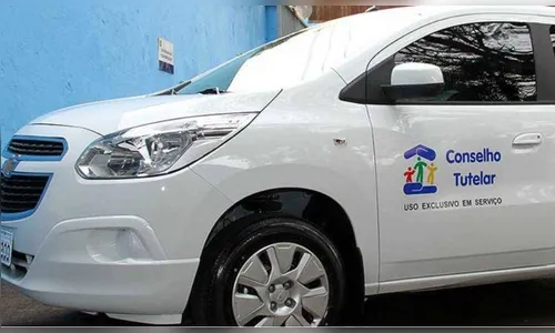 Criança é encontrada sozinha em apartamento em meio a fezes de animais