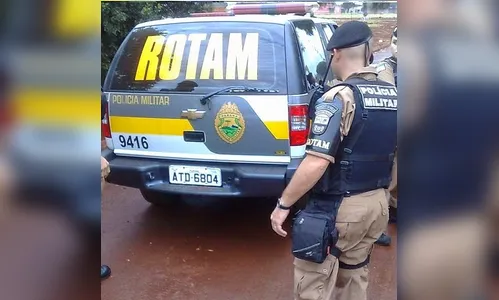 Suspeitos fogem em manobras perigosas com carro na contramão