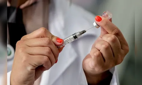 Crescem relatos de 'fura-filas' na vacinação; MP apura denúncias