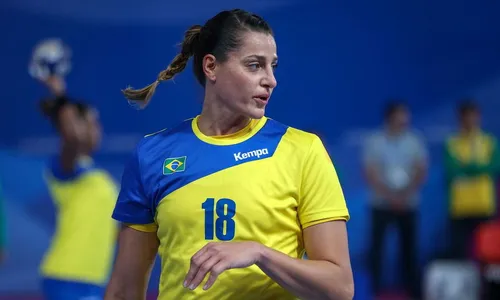 Atleta brasileira de handball recebe prêmio de melhor jogadora da década