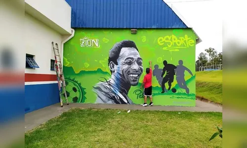 Grafiteiro conclui homenagem ao Rei Pelé no ginásio Áureo “Caixote”