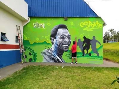 Grafiteiro conclui homenagem ao Rei Pelé no ginásio Áureo “Caixote”