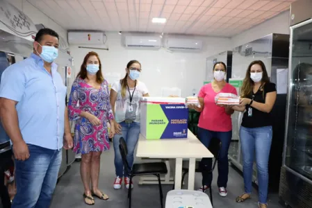 As vacinas foram entregues pela chefe da 22ª Regional de Saúde de Ivaiporã, Eleane Rother