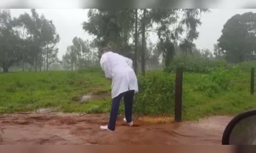 Auxiliar atravessa enxurrada para vacinar idosos