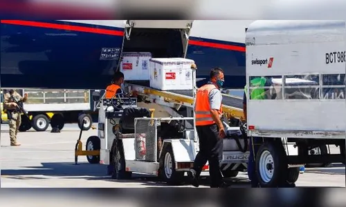 Avião com insumo para 8,6 mi de doses da Coronavac chega nesta quarta