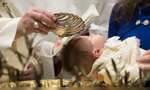 Bebê sofre parada cardíaca durante cerimônia de batismo