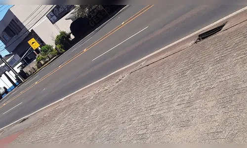 Bueiro entupido gera alagamento e reclamações; vídeo