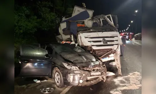 Caminhão carregado não consegue parar e colide contra veículos na BR-376