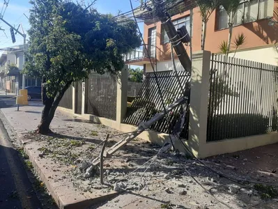 Caminhão colide com poste e deixa ruas de Arapongas sem luz