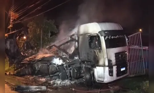 Caminhão em chamas perde freio, desce rua e atinge muro de estabelecimento