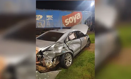 Carro se envolve em acidente com trem no centro de Arapongas