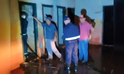 Casa abandonada é incendiada de madrugada na região