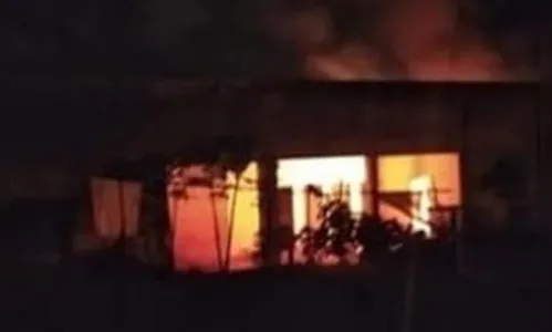 Casa pega fogo nesta madrugada; Incêndio pode ter sido proposital