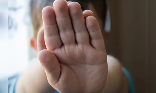 Casal embriagado esquece filha de 3 anos trancada dentro de carro