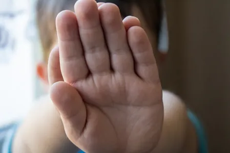 Casal embriagado esquece filha de 3 anos trancada dentro de carro