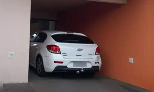 Casal que estava preso por deixar filha de 3 anos trancada em carro é solto