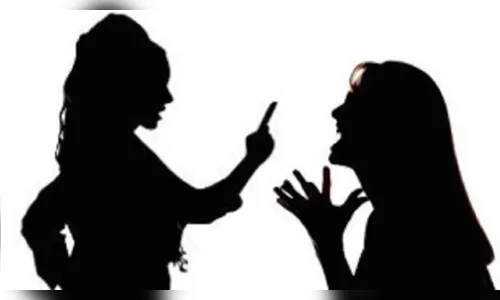 Clientes agridem vendedora de loja com lanterna