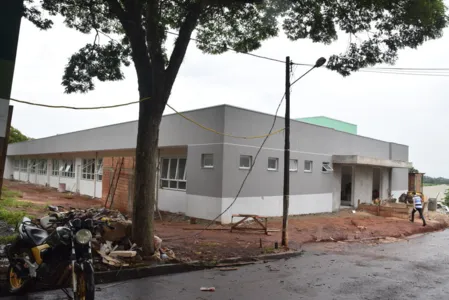 Com 936 metros quadrados de construção, o novo bloco didático conta com quatro salas de aula, um laboratório de informática e quatro laboratórios específicos para o curso de agronomia