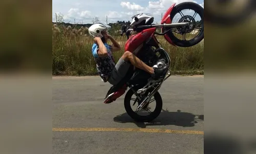 Condutor sem CNH é flagrado empinando moto sem retrovisor