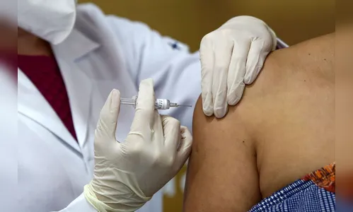 Covid-19: mundo deve chegar hoje a 150 milhões de doses aplicadas