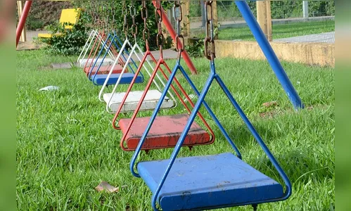 Criança de 8 anos se enrosca em balanço e fica gravemente ferida