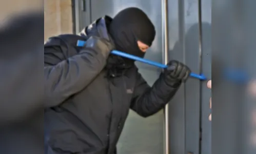 Criminosos arrombam fábrica de camisetas e levam mercadorias
