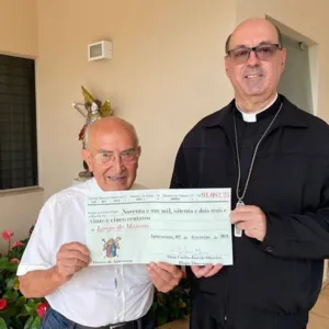 Diocese de Apucarana entrega dinheiro arrecadado para ajudar igreja de Manaus