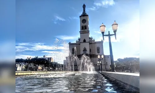 Domingo amanheceu frio com céu aberto na região