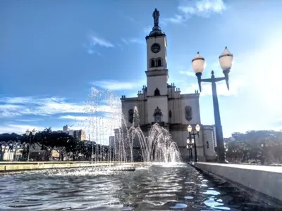 Domingo amanheceu frio com céu aberto na região