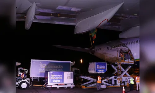 Doses da vacina da Fiocruz chegam neste sábado ao Paraná