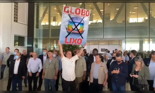 Em Cascavel, Bolsonaro exibe cartaz 'Globo lixo'