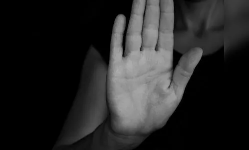 Ex-marido é contido pelos filhos ao tentar bater em mulher e acaba preso