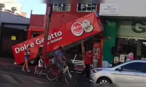Fachada de sorveteria cai e atinge idosa no centro de Arapongas