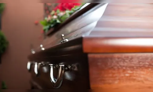 Família enterra suposta parente morta por covid que reaparece viva