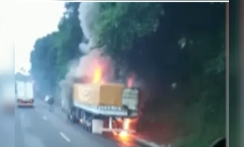 Filho morre carbonizado na frente do pai após acidente; vídeo