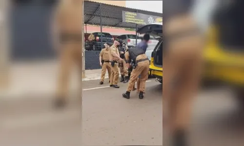 Foragido da Justiça para viatura da PM e pede para ser preso; Vídeo