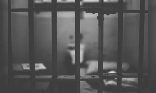Foragido da justiça fica nervoso ao ver a PM e é preso minutos depois
