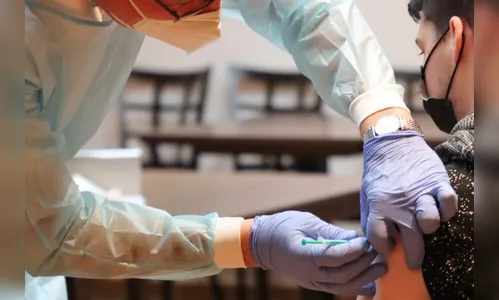 Gerente de asilo utiliza vacina contra covid para imunizar a própria família